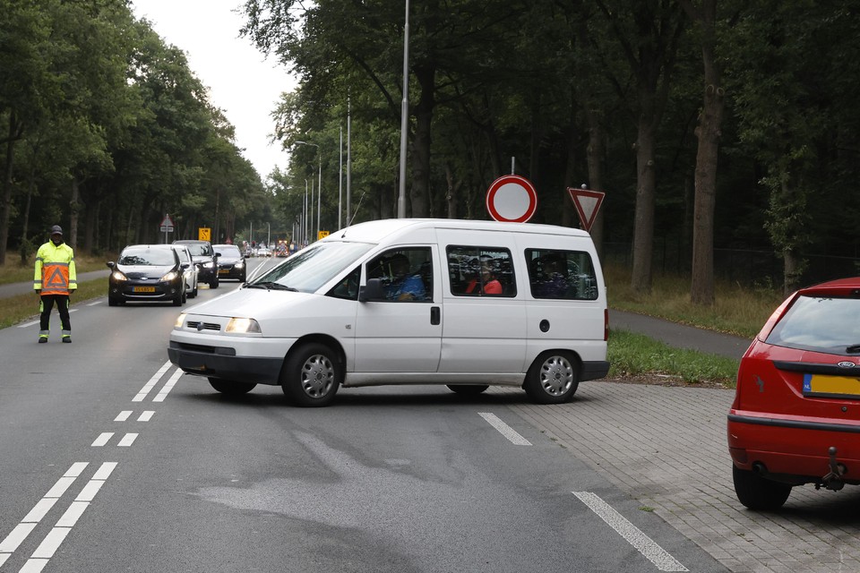 Ondanks inrijverbodsborden proberen automobilisten toch de kortse weg naar Laren te nemen.