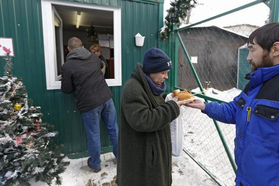 Voedseluitdeling voor daklozen in Moskou, afgelopen maandag.