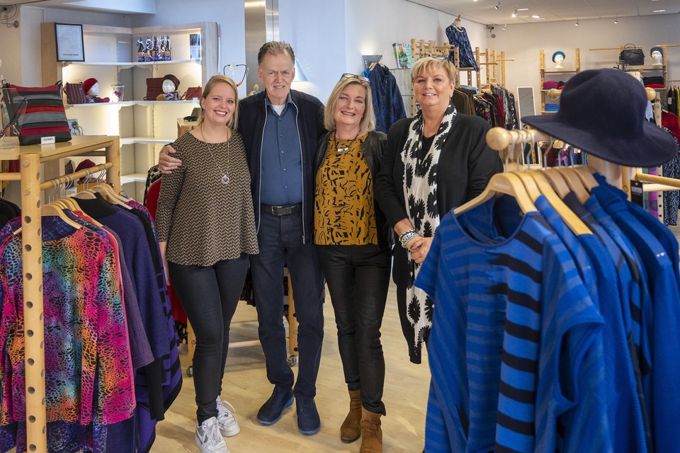 Skandika blijft in de familie, Debora neemt de zaak in Scandinavische dameskleding over van vader Dirk Brusman: 'Er zit nog steeds groei in winkel' | Haarlems Dagblad