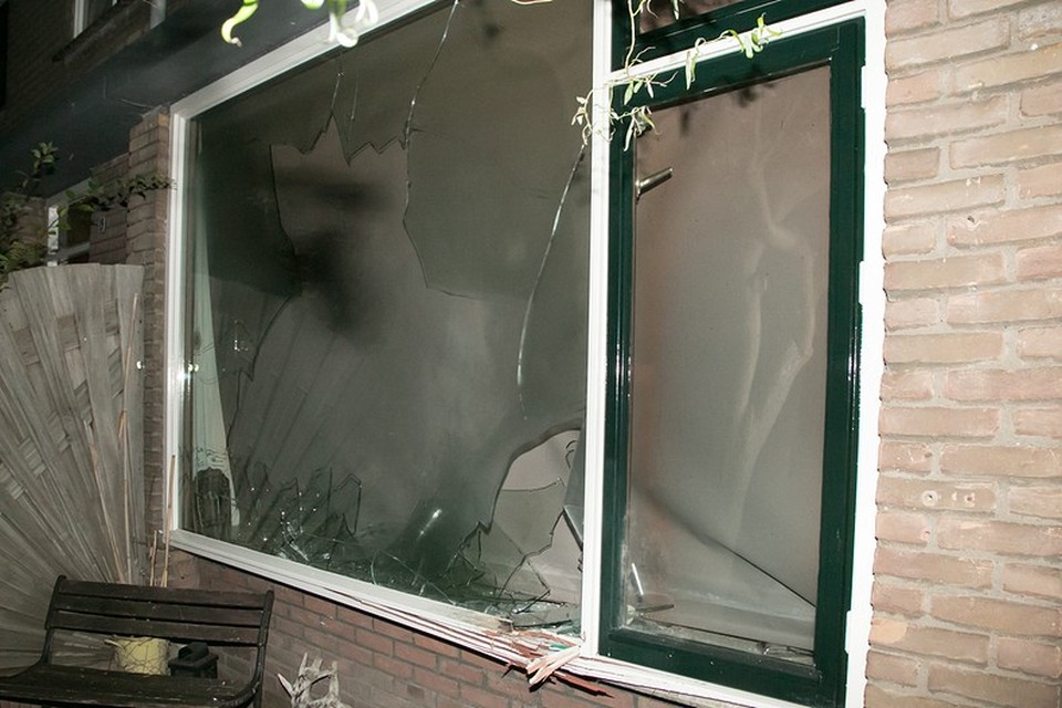 Bom beschadigt huis in Baarn. Foto: Caspar Huurdeman