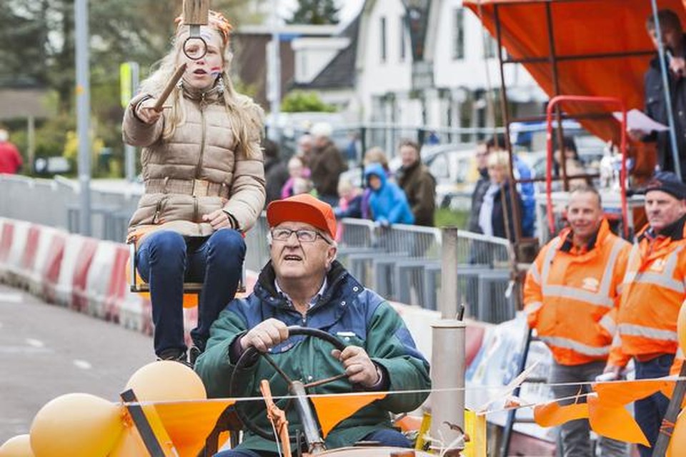 Het ringsteken met oude tractoren op Koningsdag is inmiddels een traditie in Nieuw-Vennep.