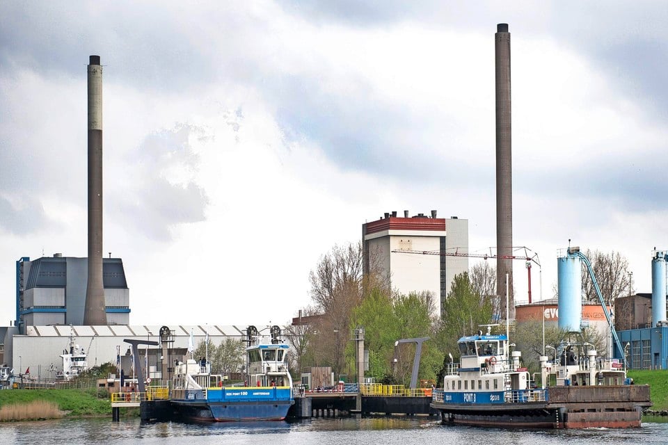Oud en nieuw (links) in Velsen-Noord: de dieselpont en de elektrische versie - die nu uitgetest wordt.