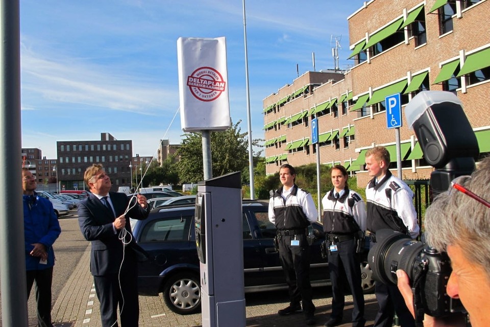 Wethouder Cees Loggen, begin oktober bij het onthullen van de eerste meter voor mobiel parkeren in Hoofddorp.