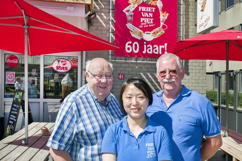 Oud-eigenaar Peter Ruigrok van der Werven (links) en medewerker sins 48 (!) jaa Peter Corijnus. In het midden huidig eigenaar Ru Dan Huang.