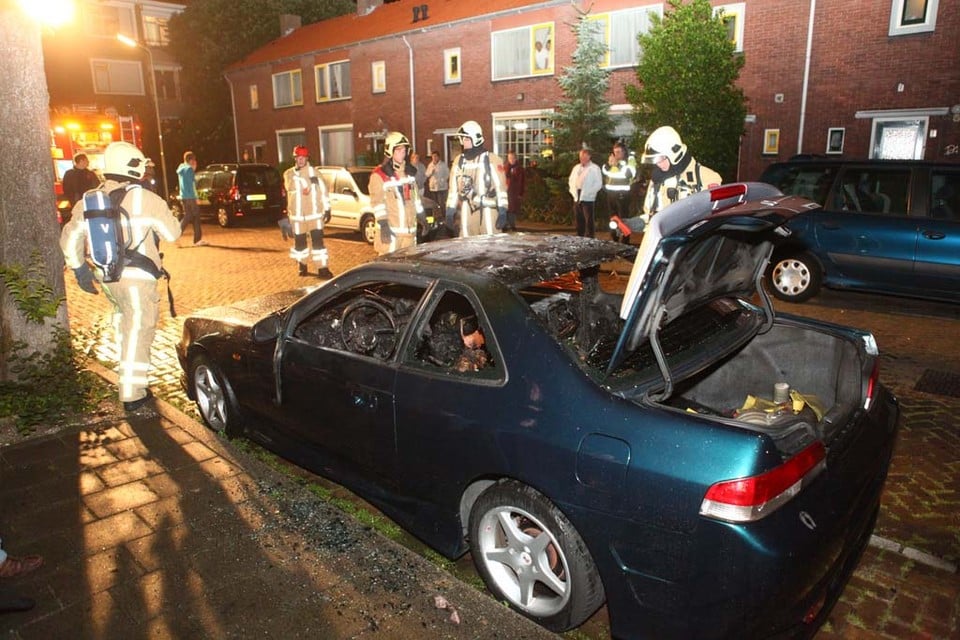 Auto in brand gestoken in IJmuiden. Foto: Rowin van Diest