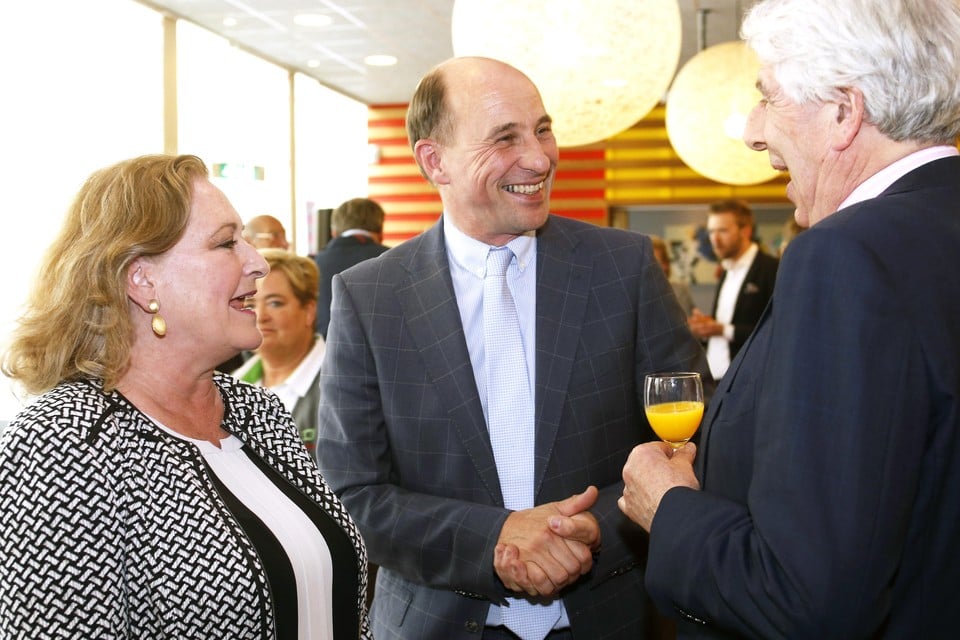 Burgemeester Joan de Zwart-Bloch neemt afscheid van bestuurder Roorda.