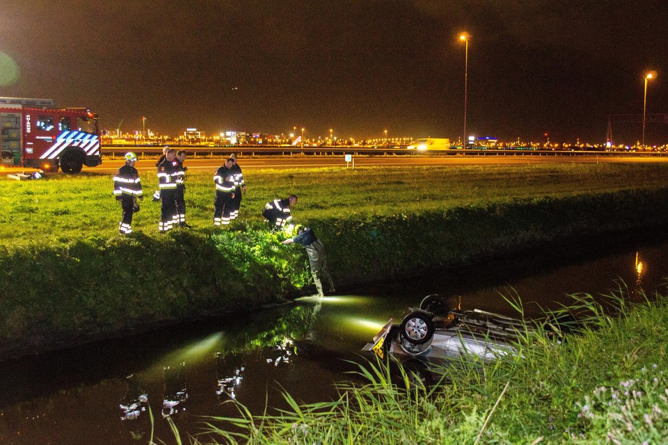 Een 53-jarige vrouw uit Den Haag raakte woensdagavond met haar auto te water langs de A5.
