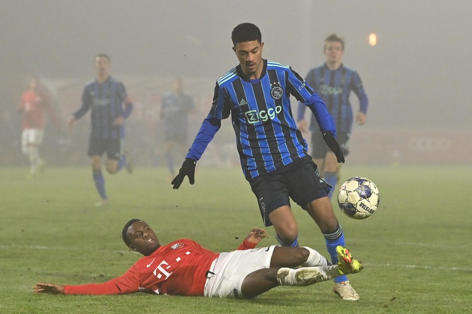 Diyae Jermoumi probeert een tackle te ontwijken bij zijn debuut voor Jong Ajax tegen Jong FC Utrecht.