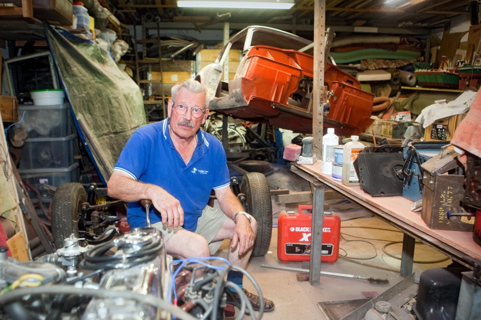 Monteur en restaurateur Hans van Ravenzwaaij werkt momenteel aan een Ford Triumph. Foto: The Daily Photo/Gwendelyn Luijk.