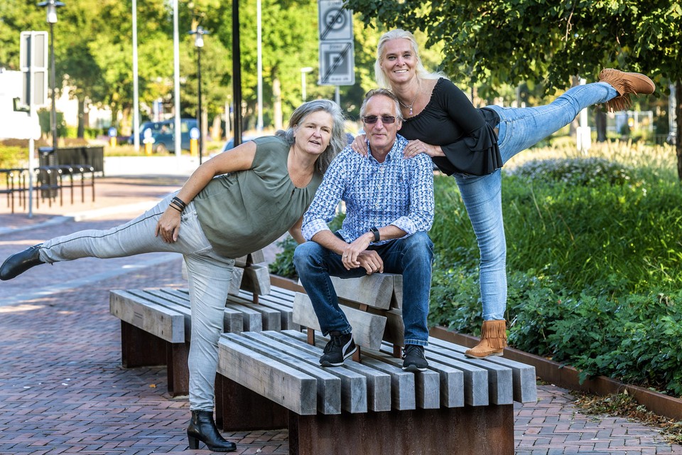 Voorzitter Ruud Doezie geflankeerd door penningmeester Marieke Koch (links) en trainster Sandra Garrelts.