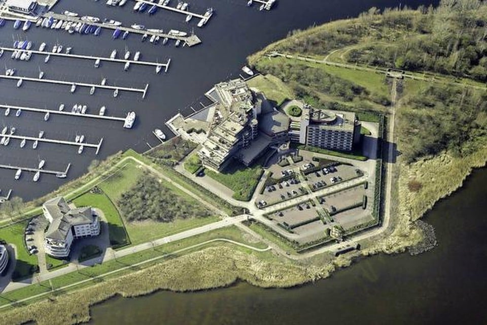 Het hotelcomplex (midden) op het schiereiland, met linksboven jachthaven ’t Huizerhoofd en op de voorgrond het Gooimeer.