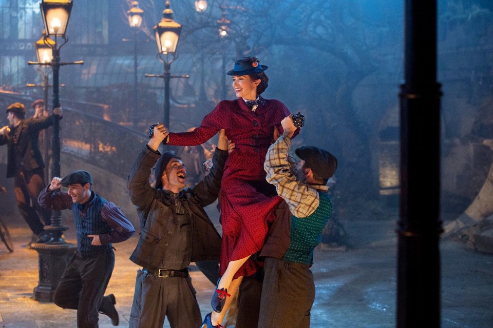 Iedereen danst vrolijk door de stad in ’Mary Poppins returns’.