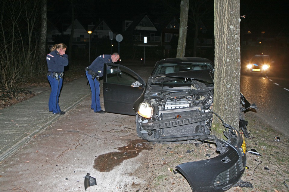 De auto van de daders werd leeg tegen een boom in de Blaricumse Bijvanck aangetroffen. Foto fotomix.nl