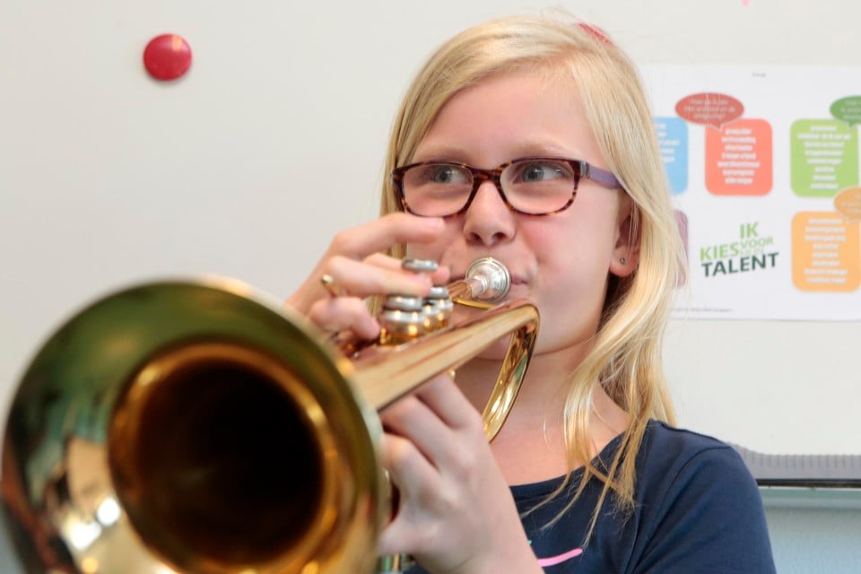 Sanneke krijgt voor het eerst trompetles bij het Kind Talent Centrum.