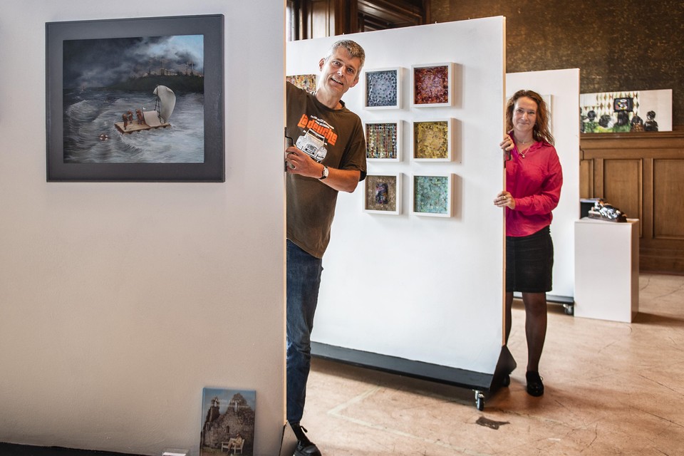 Kunstenaars Henk Zwanenburg en Renske de Jong bij de nieuwe expositie in Raadhuis voor de Kunst.