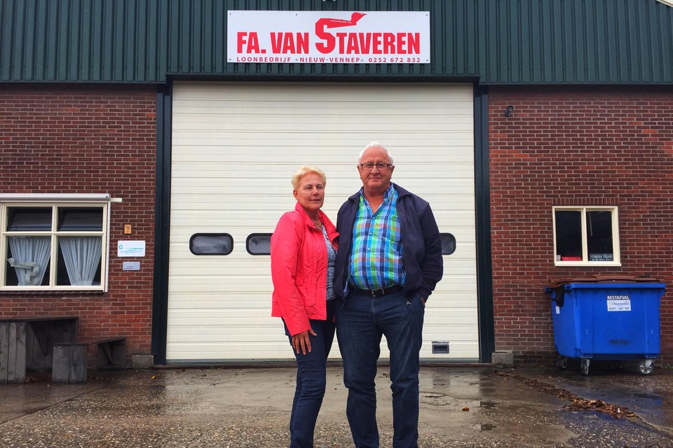 Het echtpaar Van Staveren op het erf van het loonbedrijf. ,,We hebben weinig gemerkt van de crisis.’’