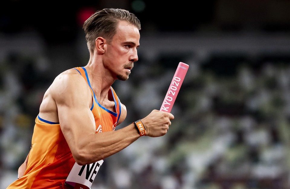 Jochem Dobber tijdens het 4x100 meter mannen in het Olympisch Stadion tijdens het atletiektoernooi van de Olympische Spelen in Tokio.