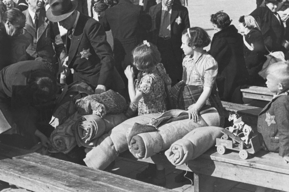 Het gezin Delden wachtend op deportatie naar Westerbork.