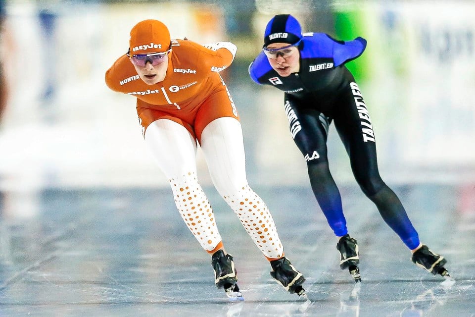 Irene Schouten (links) en Esmee Visser in hun onderlinge duel op de 5000 meter.