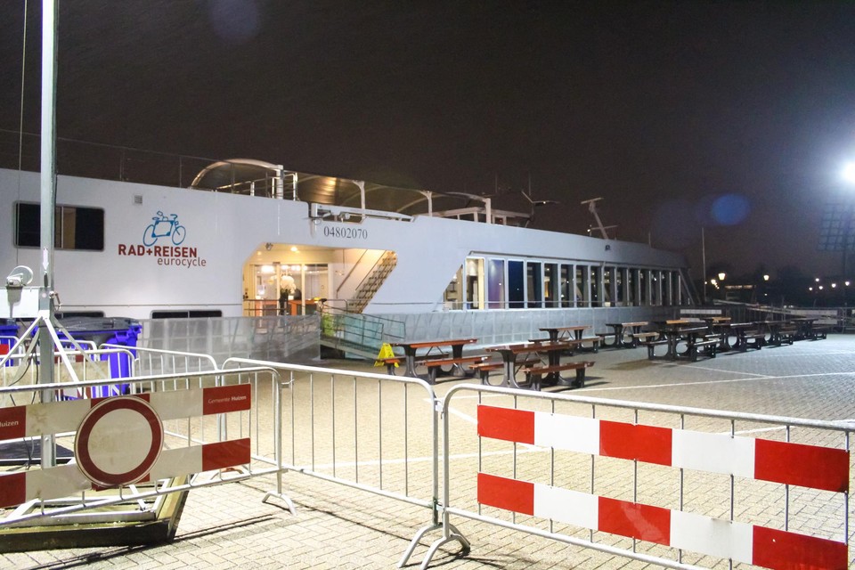 Er zijn pas 25 vluchtelingen aangekomen op de hotelboot in de haven van Huizen.