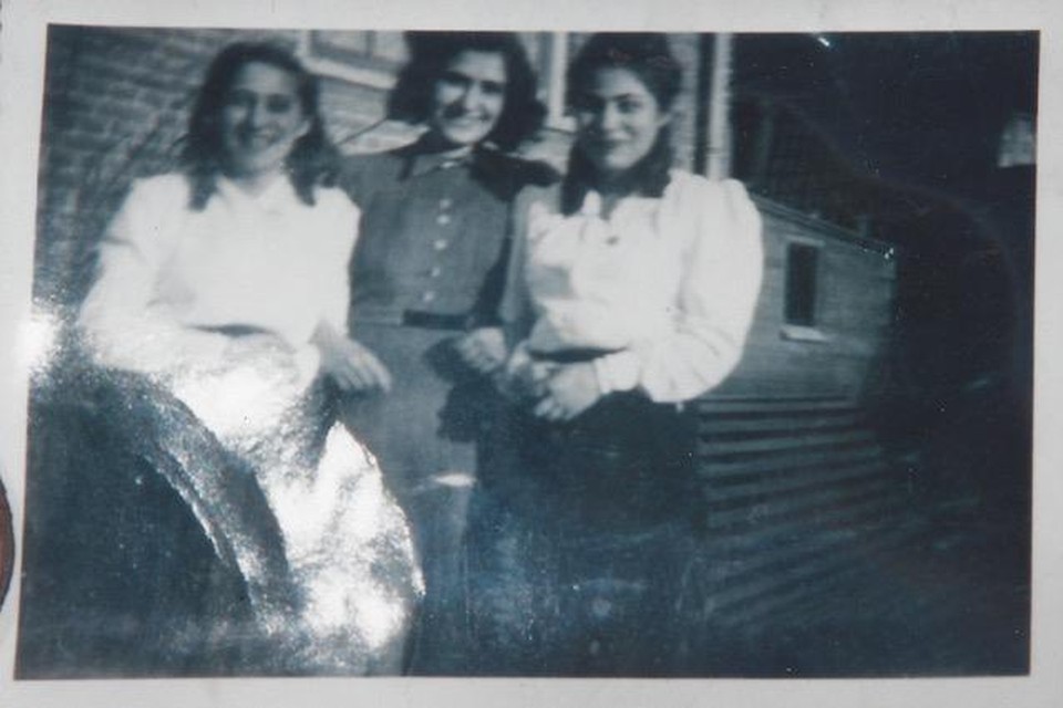 Ruth Rachel Lehrmann (midden) en Schoontje van Sister (rechts) werden net als de andere Huize Dina-bewoonsters weggevoerd en vermoord.