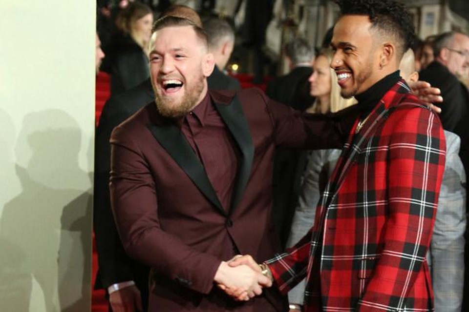 Conor McGregror en Lewis Hamilton tijdens de British Fashion Awards. De ene sporter eet het liefste steak, de andere is vegan.