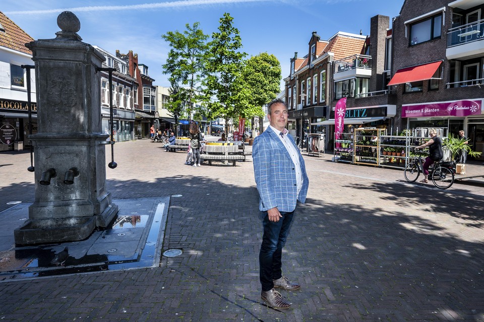 Wethouder Jan van Rijn op het plein bij de Oude Pomp, een van de plekken waar terrassen straks volop de ruimte krijgen.