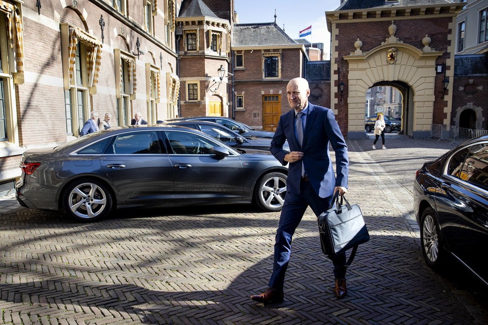 Ernst Kuipers, minister van Volksgezondheid, Welzijn en Sport, arriveert bij het ministerie van Algemene Zaken.