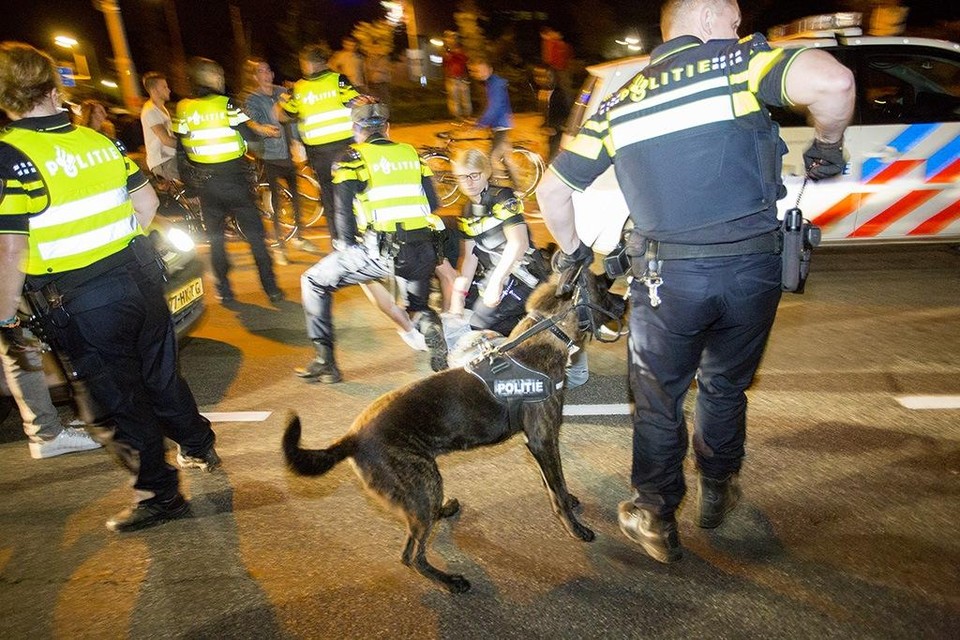 Politieagenten voeren een charge uit tijdens de rellen na afloop van de Santpoortse feestweek in 2015.