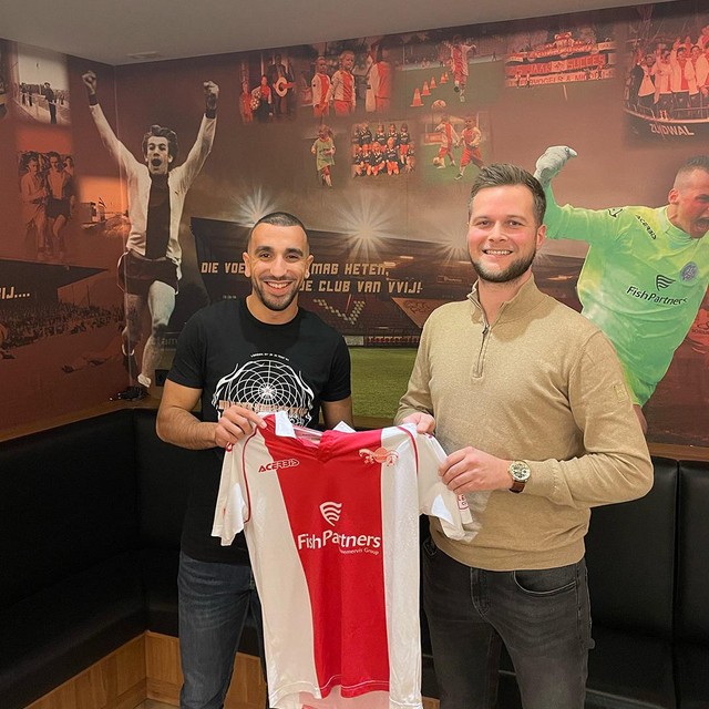 Youssef el Kachati houdt, in het bijzijn van bestuurslid technische zaken Jaap Jan de Graaf, het shirt voor zich van de club waarvoor hij toch niet gaat spelen: IJsselmeervogels.