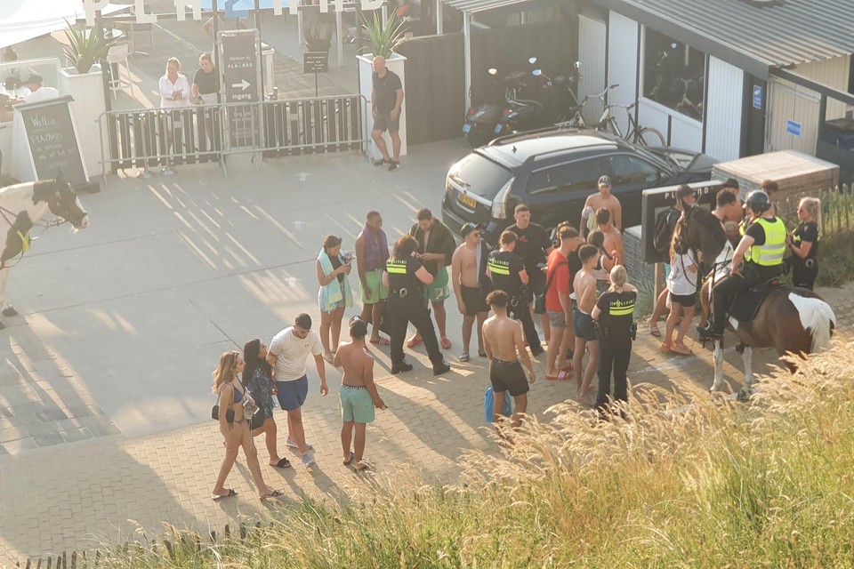 De politie heeft de groep woensdagavond van het strand af en naar het station geleid.