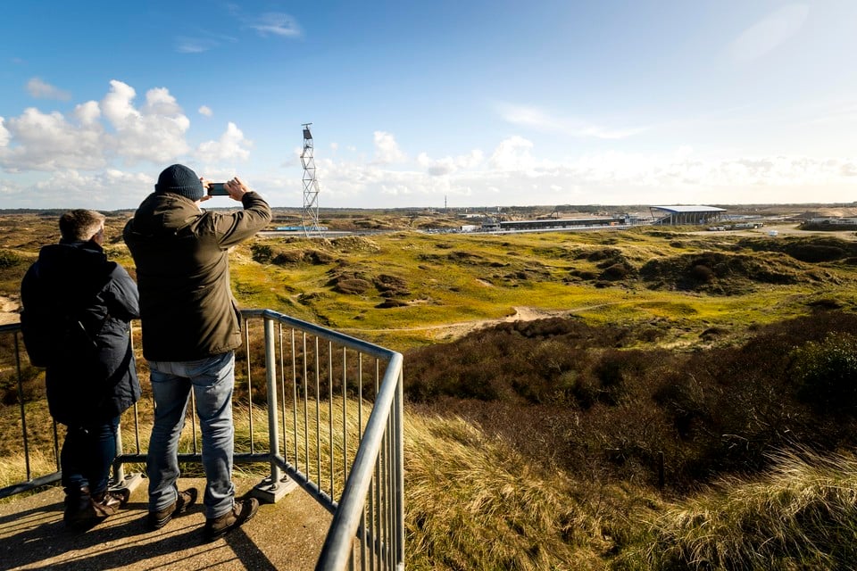 Wandelaars in de Kennemerduinen hebben op sommige plekken direct uitzicht op het circuit van Zandvoort.
