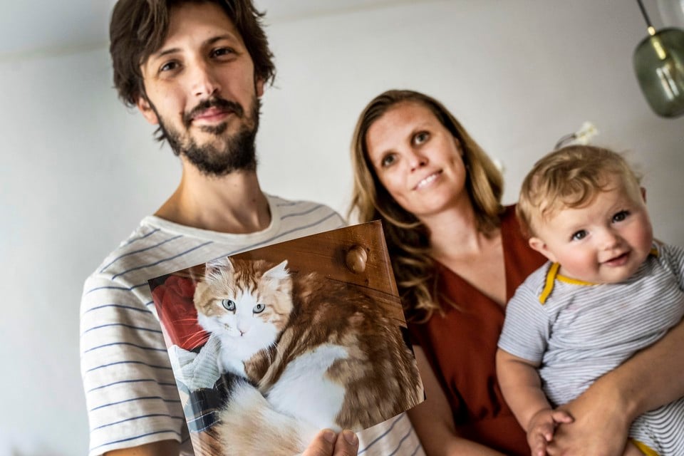 De familie Van den Oever met een foto van kater Mikos.