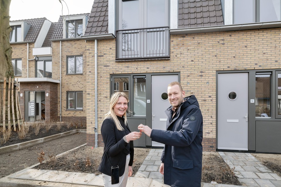 Eigenaar Melissa Goinga ontvangt de sleutel van haar nieuwe woning uit handen van directeur Scholz Bouw Niels de Bruijn.