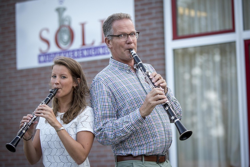 Secretaris Marloes van Hamburg en voorzitter Simon Heeremans spelen beiden klarinet in het harmonie-orkest van Soli.