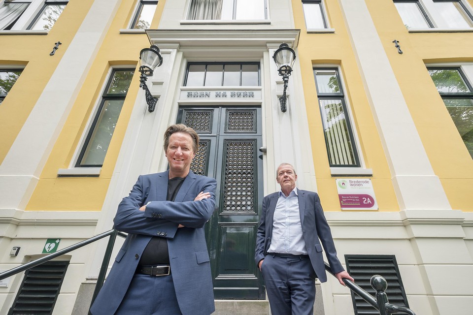 Jan Wim Franken en Paul Vreke voor het statige kantoorpand van de corporatie. In het pand zitten ook zes appartementen van Brederode Wonen.