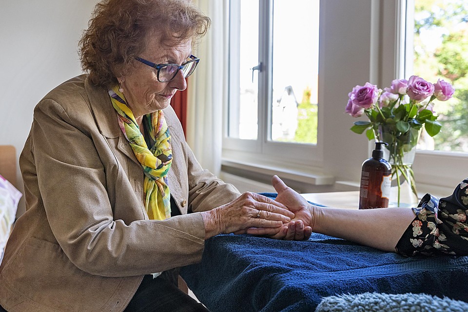 Mieke Kuijper (70) ziet het als een voorrecht om gasten in Hospice Beverwijk te kunnen verzorgen.