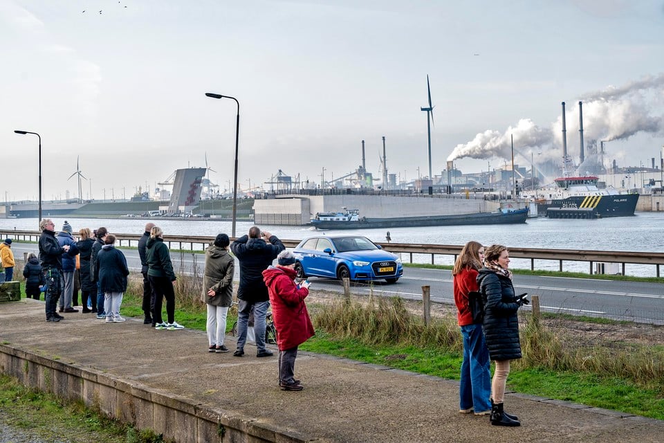 Met het schutten van de schepen in de Noordersluis en Zeesluis komt zout water het Noordzeekanaal in.