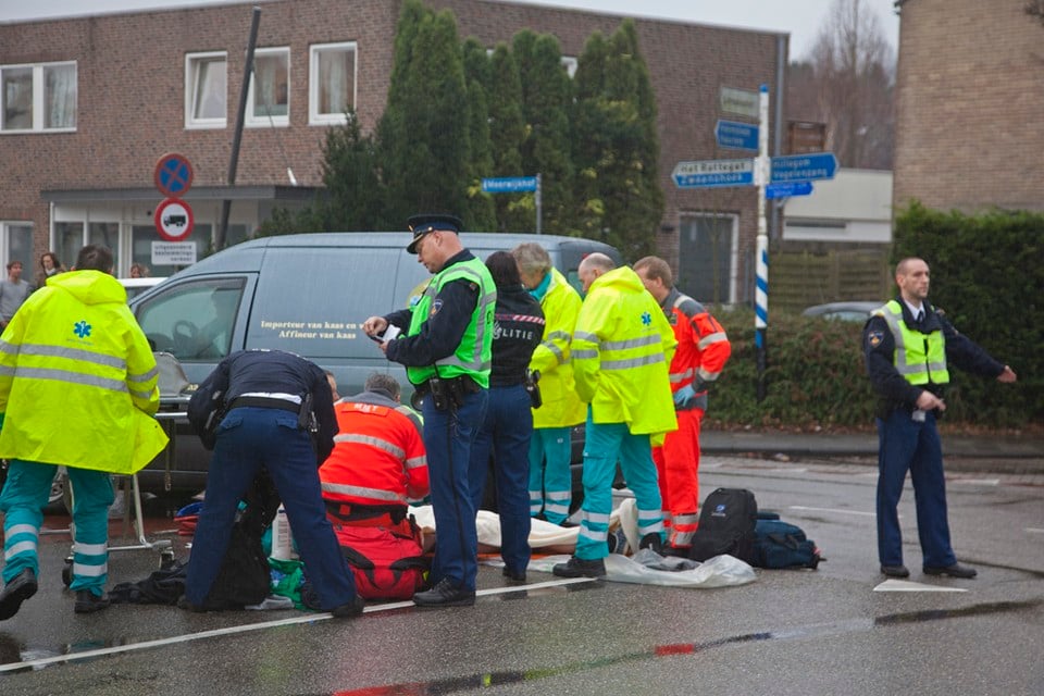 Een man is donderdagmiddag ernstig gewond geraakt op de Binnenweg in Bennebroek / foto Michel van Bergen 