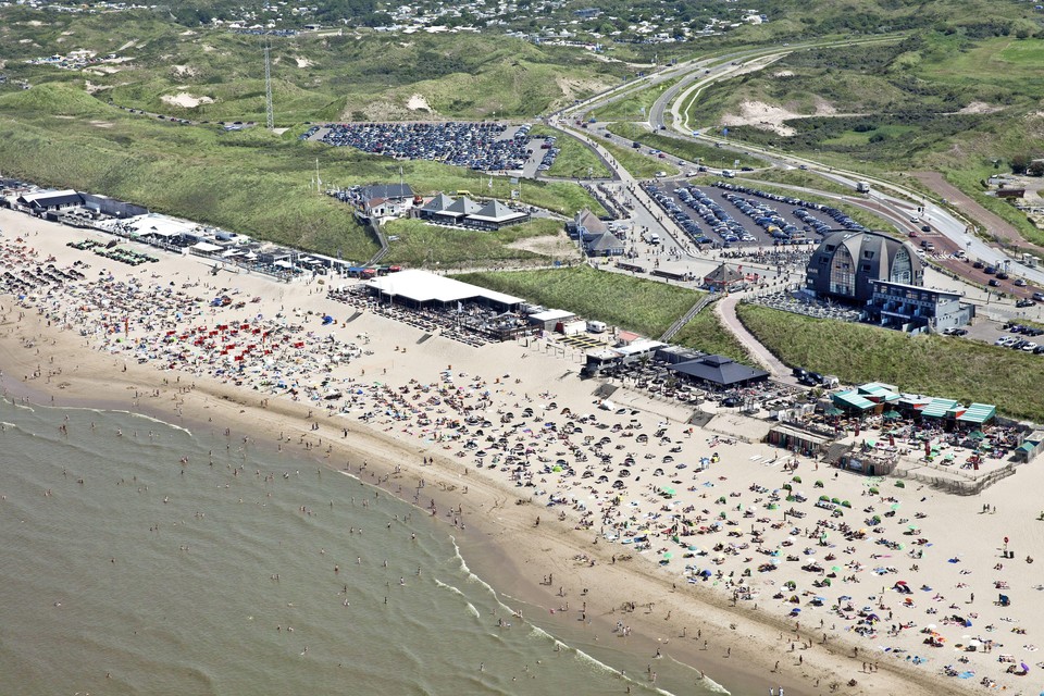 Luchtfoto van de kop van de Zeeweg in Bloemendaal aan Zee.