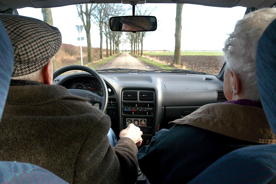 Voor mannen op hoge leeftijd is het nog zwaarder het rijbewijs in te leveren dan voor vrouwen, vertelt verkeerspsycholoog Gerard Tertoolen.