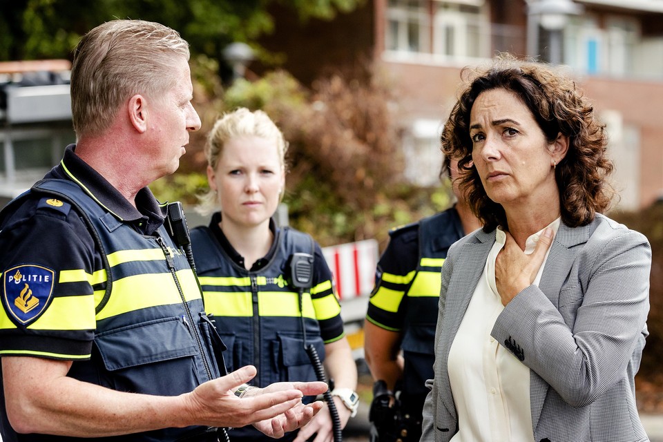 Burgemeester Femke Halsema aan het werk in Slotervaart.
