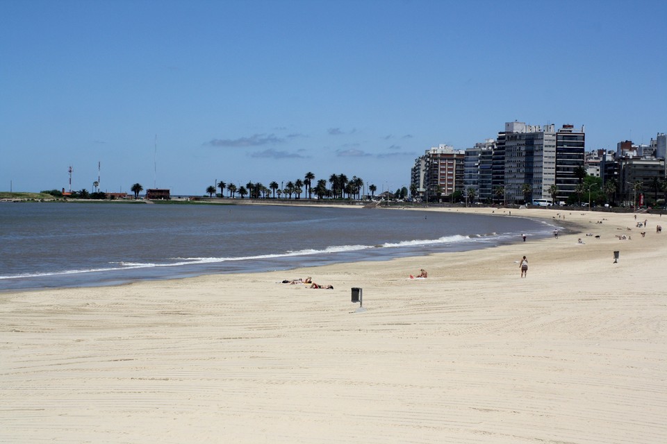 Witte stranden aan de Rio de la Plata in Montevideo.  (Foto: Joost Brantjes)
