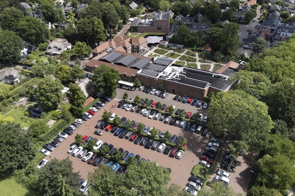 Het Larense college zet de eerste stappen om het parkeerprobleem bij Singer Laren op te lossen.