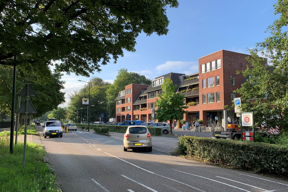 De in- en uitrit van Koningshoek is een van de drukke punten op de Amersfoortsestraatweg.