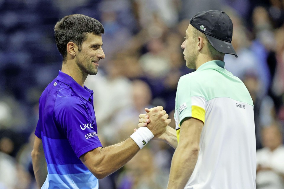 Tallon Griekspoor feliciteert Novak Djokovic met zijn zege.