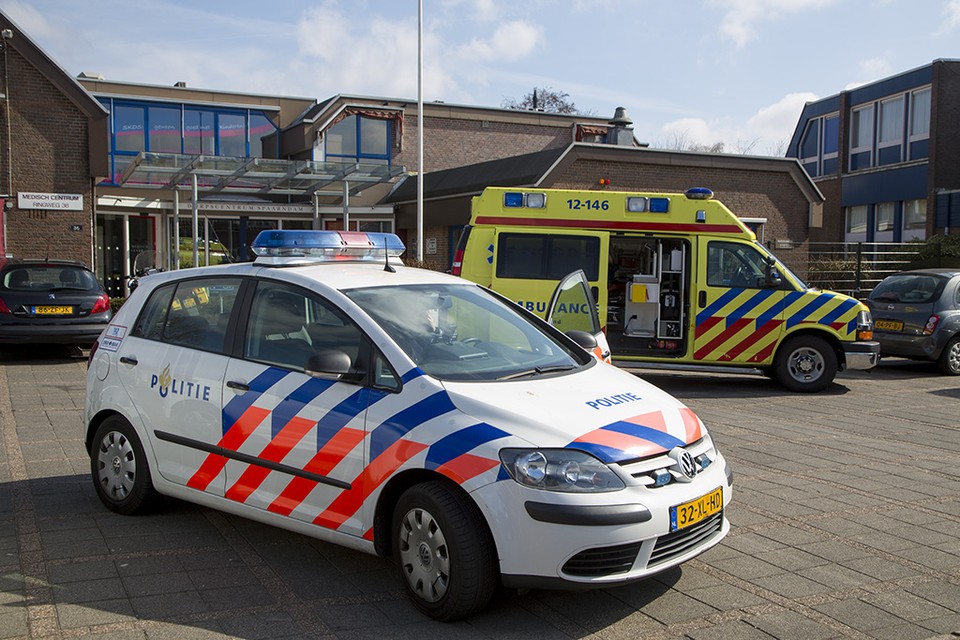 Hulpdiensten komen in Spaarndam in actie voor peuter in nood. Foto Michel van Bergen