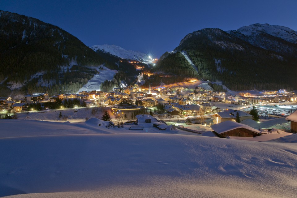 Terwijl het nachtleven in Ischgl losbarst, wordt in het skigebied nog hard gewerkt om de pistes weer lekker strak te krijgen voor de volgende dag. (Foto: pr)
