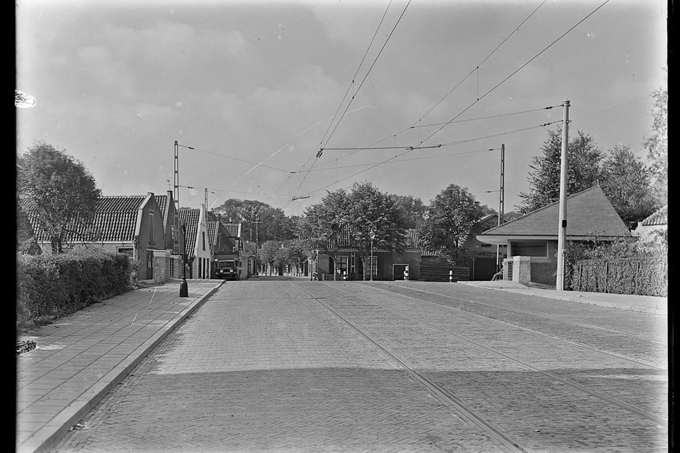 1934: de Glipperdreef heeft nog tramrails. Rechts de halteplaats voor passagiers.