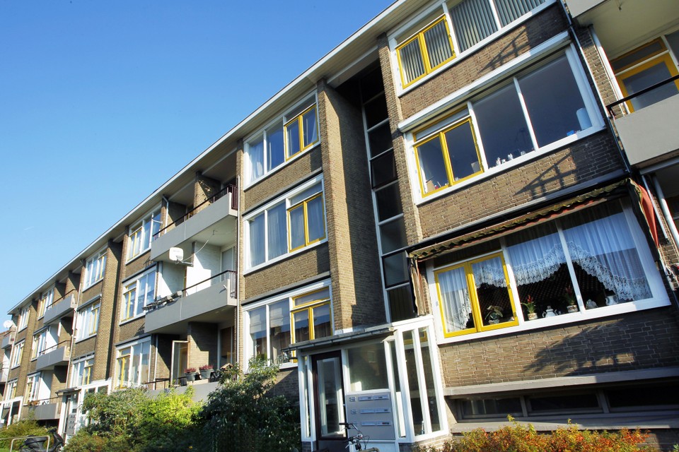 Een flat van het Woningbedrijf Velsen aan de Vechtstraat, kort voor een eerdere renovatie.